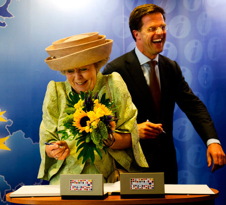 Koninging Beatrix en premier Rutte bij de opening van het Huis van Europa