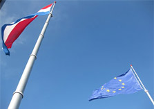 Nederlandse en Europese vlag op gebouw Tweede kamer