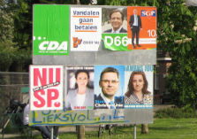 Bord met verkiezingsaffiches