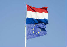 Wapperende Nederlandse en Europese vlag