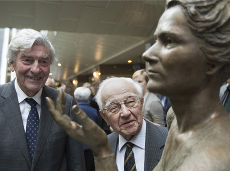 Borstbeeld Marga Klompé met oud-premiers De Jong en
Lubbers