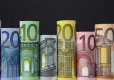 Euro-bankbiljetten van verschillende coupures verticaal
opgerold naast elkaar
