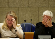 Minister Schultz en staatssecreatris Mansveld in vak K van
de Tweede Kamer