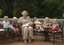 Koningin Beatrix met zeven kleinkinderen