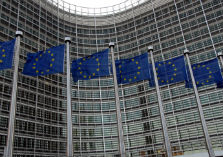 Berlaymont gebouw met Europese vlaggen