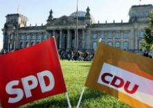 Rijksdaggebouw met SPD en CDU vlag
