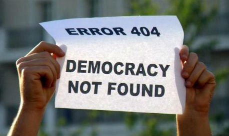 Twee handen met papier 'error 404 democracy not found'