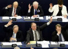 Europarlementariërs die hun hand opsteken