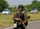 Gewapende soldaat op weg in Oost-Oekraïne