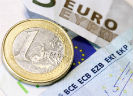 Een euromunt en eurobiljetten