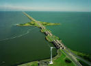 De Afsluitdijk van boven bij Den Oever