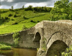 Stenen brug in Engels landschap