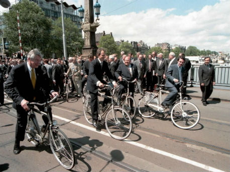 Fietsende Europese regeringsleiders op de 'Hoge Suis' in Amsterdam tijdens de Top in 1997'