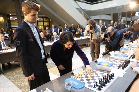 Eerste schaakzet door Kamervoorzitter Arib Kamer schaaktoernooi