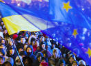 Demonstrerende Oekraïeners met Oekraïense en Europese vlag