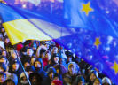 Demonstrerende Oekraïners met Oekraïense en Europese vlag)