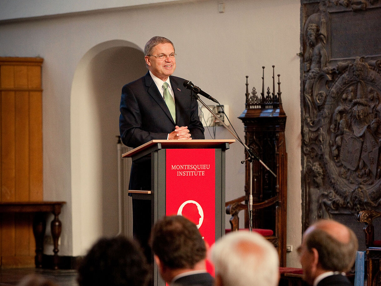 Minister Hirsch Ballin spreekt bij de opening
