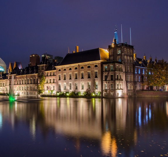 De Hofvijver in de avond, met het Binnenhof op de achtergrond