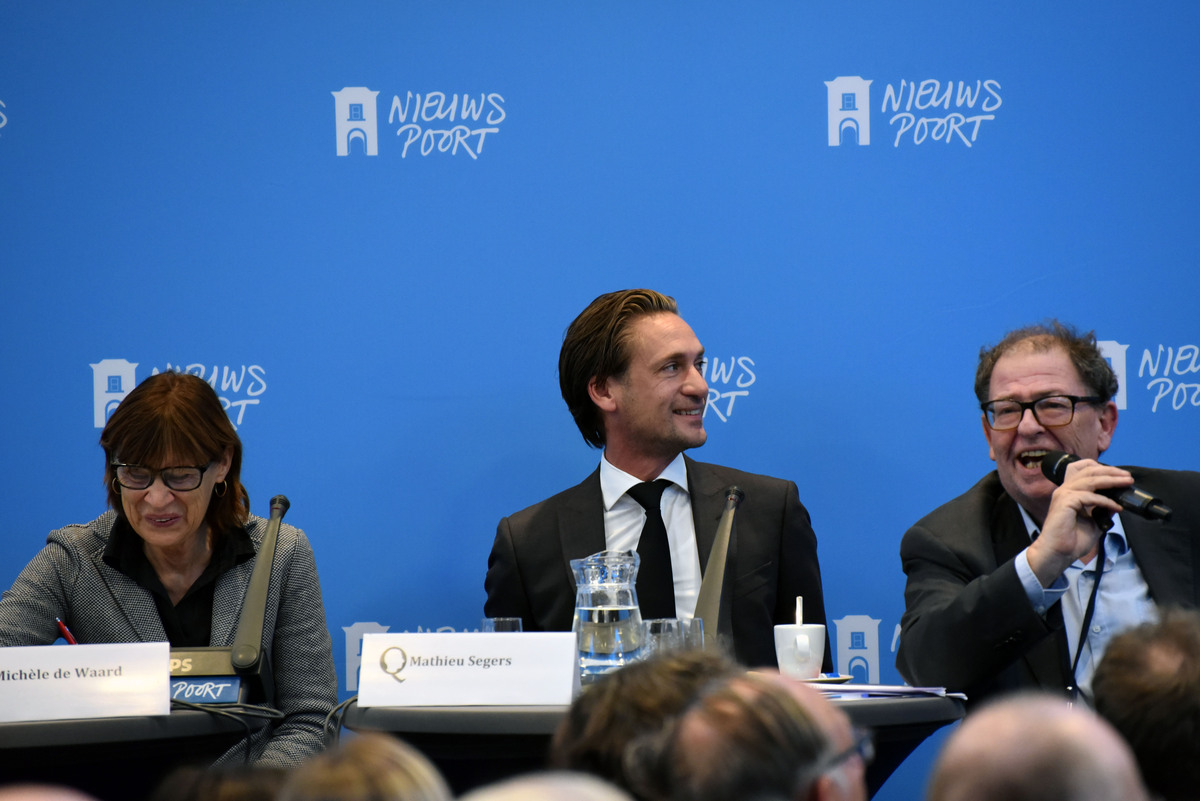 v.l.n.r.: Michle de Waard, Mathieu Segers en debatleider Max van Weezel