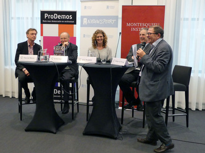 v.l.n.r.: Tom-Jan Meeus, Jeroen Sprenger, Julia Wouters, Philip van Praag en debatleider Max van Weezel