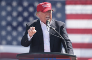 Donald Trump die speecht met op de achtergrond een Amerikaanse vlag |  flickr/Gage Skidmore