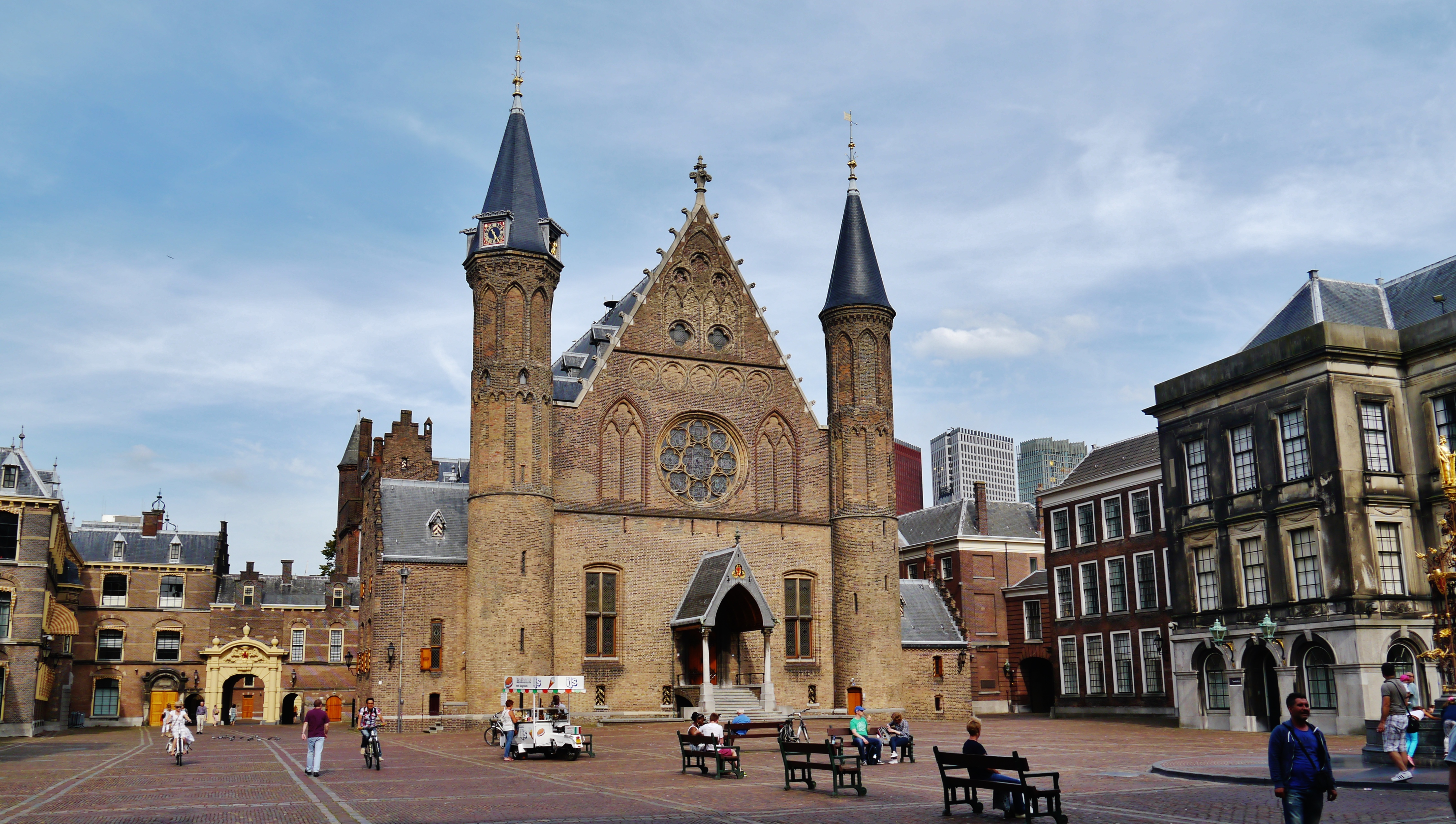 Het Binnenhof met de Ridderzaal op de achtergrond