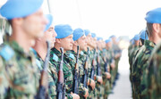 Europese militairen in uniform met geweren