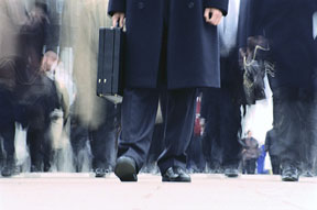 man met koffer in publiek