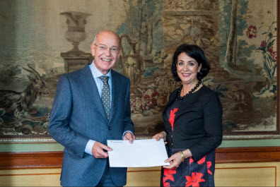 Informateur Zalm ontvangt de opdracht van voorzitter Arib