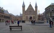 Mensen lopen rond op het binnenhof - Foto Flickr Sjaak Kempe Mensen lopen rond op het binnenhof - Foto Flickr Sjaak Kempe