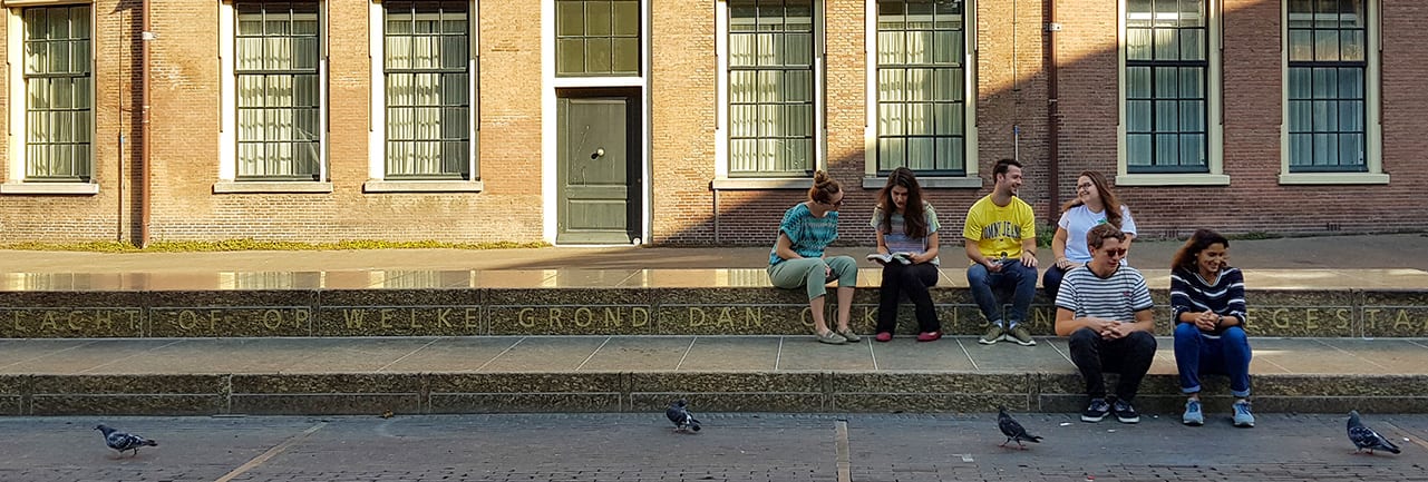 Jonge mensen op de Grondwetbank