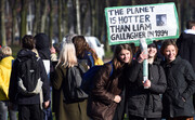 Kinderen die demonstreren met het bord &#34;The planet is hotter than Liam Gallagher in 1994&#34;