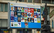 Aanplakbord met verkiezingsposters van diverse partijen