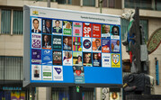 Aanplakbord met verkiezingsposters van diverse partijen Aanplakbord met verkiezingsposters van diverse partijen