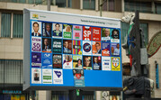 Aanplakbord met verkiezingsposters van diverse partijen Aanplakbord met verkiezingsposters van diverse partijen