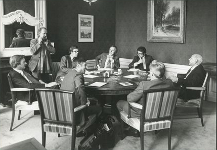 Kabinetsformatie 1977. De klok rond: Van Agt, Terlouw, Toussaint, Tjeenk Willink, notulist, Van Thijn, Den Uyl. [IISG / Nick Morelis]