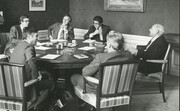 Kabinetsformatie 1977. De klok rond: Van Agt, Terlouw, Toussaint, Tjeenk Willink, notulist, Van Thijn, Den Uyl. [IISG / Nick Morelis]