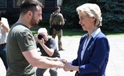 Greetings between Volodymyr Zelenskyy, on the left and Ursula von der Leyen (in the foreground)