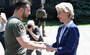 Greetings between Volodymyr Zelenskyy, on the left and Ursula von der Leyen (in the foreground) Greetings between Volodymyr Zelenskyy, on the left and Ursula von der Leyen (in the foreground)