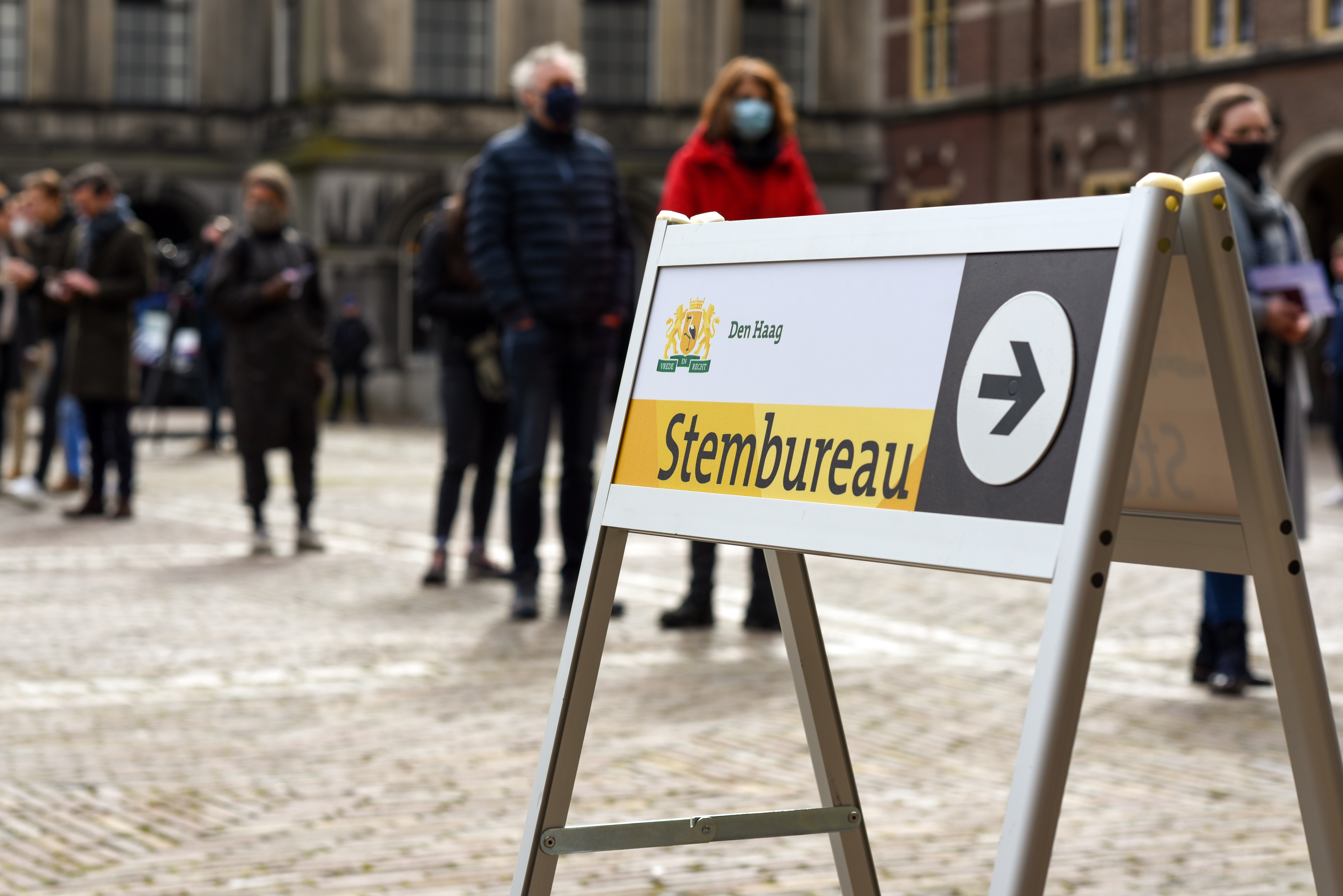 een bord met het woord stembureau