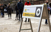 een bord met het woord stembureau een bord met het woord stembureau
