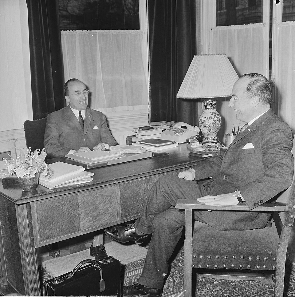 Formateur Jo Cals met Schmelzer tijdens de kabinetsformatie van 1965