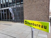 Bord met &#34;stembureau&#34; wijst naar ingang van stembureau |  Ciell / Mediawiki