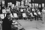 Presentator Van de Linde met een deel van de lijsttrekkers van kleine politieke partijen; zittend tweede van rechts Koekoek van de Boerenpartij