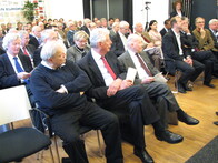 De deelnemers luisteren aandachtig