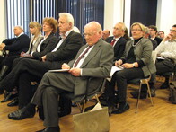 De deelnemers luisteren aandachtig