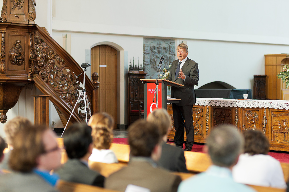 Minister Piet Hein Donner spreekt bij de opening