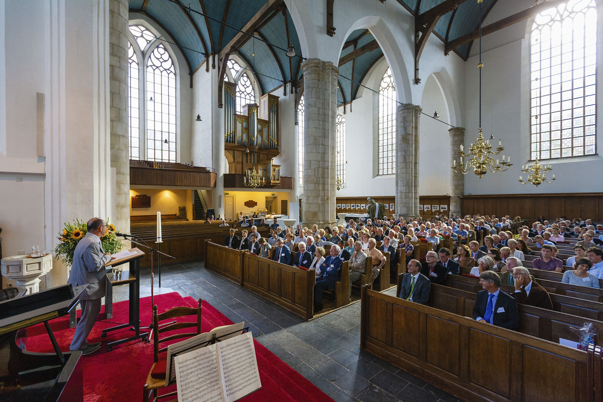Spreker en publiek in de Kloosterkerk.