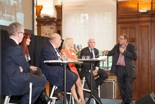 V.l.n.r. Paul Frissen, Saskia Belleman, Arthur Docters van Leeuwen, Hermine Voute, Willem van Schendel en Max van Weezel