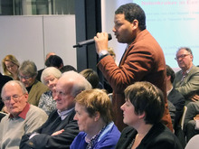 Er wordt een vraag gesteld uit het publiek